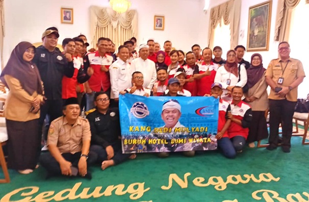 Para pekerja Hotel Bumi Wiyata berfoto bersama dengan Gubernur Jawa Barat, Dedi Mulyadi dan Wali Kota Depok, Supian Suri. (Sumber foto: Jurnal Depok)
