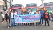 Lurah Sawangan, Fahrudin Ahmad Ali saat melepas peserta wisata keberagaman. (Sumber foto: Dokumentasi Kelurahan Sawangan)