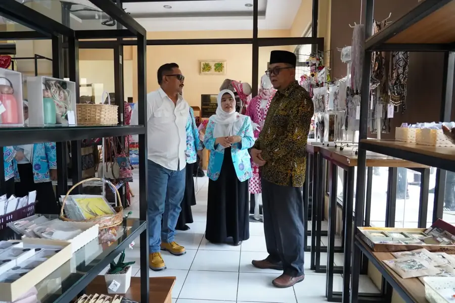 Perwakilan DPRD Provinsi Banten tengah mempelajari berbagai produk unggulan Kota Depok yang diperkenalkan langsung oleh Ketua Dekranasda Kota Depok, Siti Barkah Hasanah (Cing Ikah). (Foto: Diskominfo Depok)