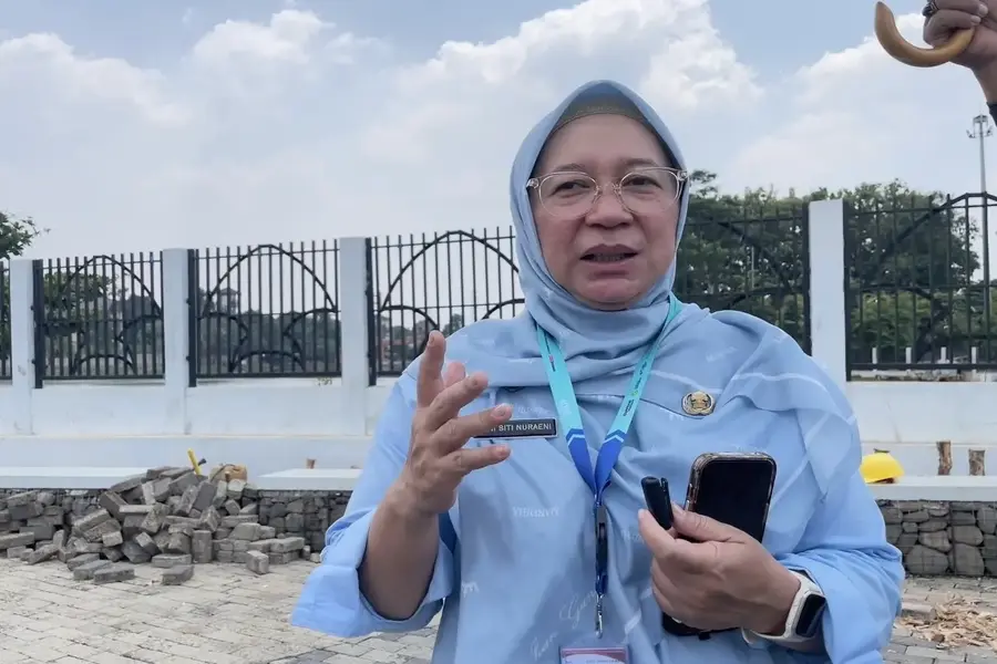 Peninjauan jembatan gantung di Alun-alun Barat (Albar) Depok dilakukan langsung oleh Kepala DLHK Kota Depok, Reni Siti Nuraeni, pada Selasa (15/09/26). (Foto: Diskominfo Depok)