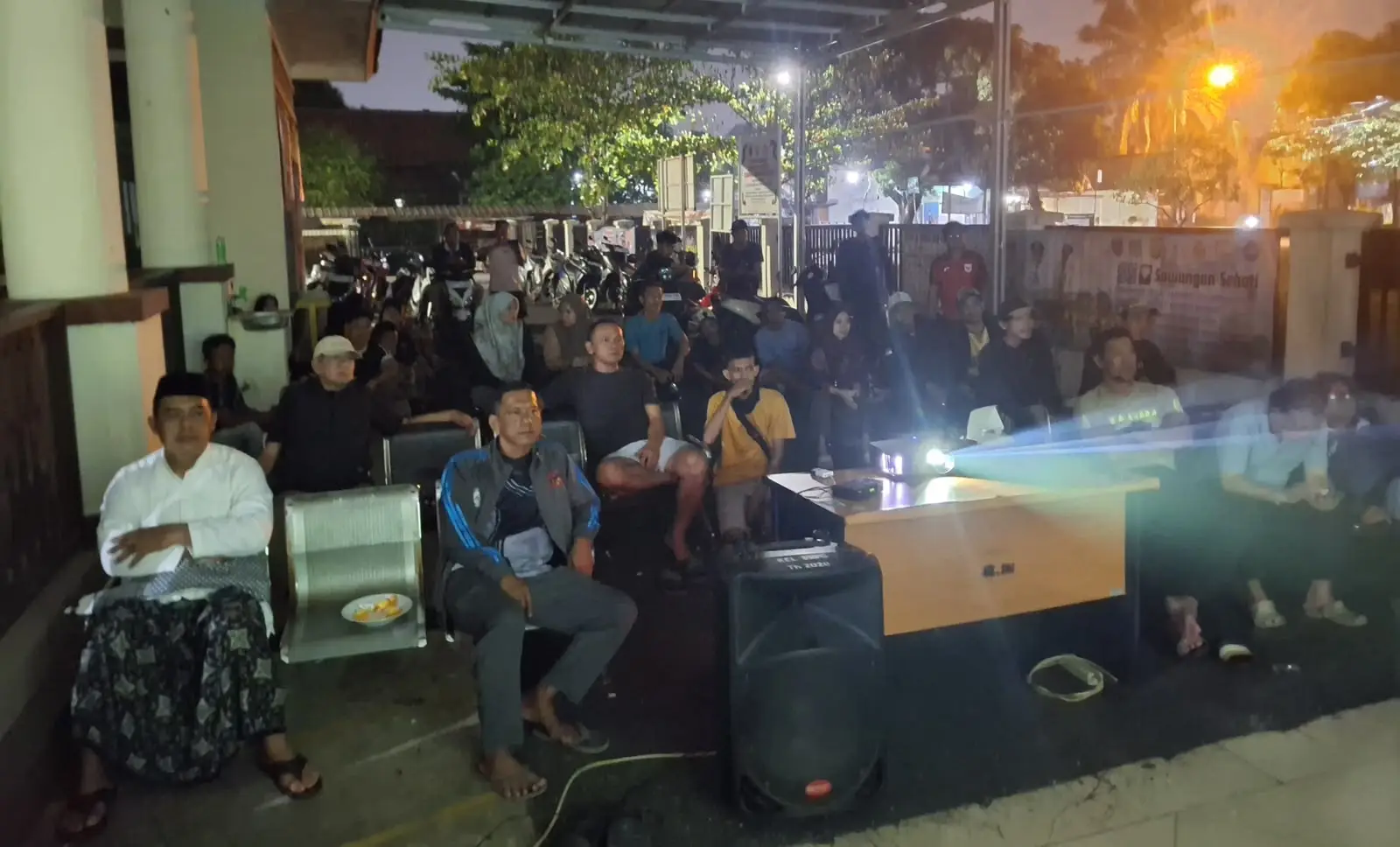 Suasana nonton bareng pertandingan Indonesia vs Malaysia di Halaman Kantor Kelurahan Sawangan, Senin (28/09/26) (Foto: Dok. Narasumber).