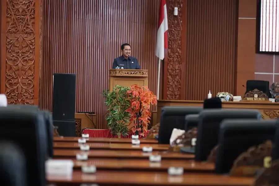 Wakil Wali Kota Depok, Chandra Rahmansyah menghadiri Rapat Paripurna Masa Sidang Ketiga DPRD Kota Depok yang diselenggarakan di Ruang Sidang Paripurna DPRD Kota Depok, Jumat (25/09/26). (Foto: Diskominfo Depok)