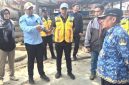 Kepala DPUPR Kota Depok, Yodi Joko Bintoro bersama jajaran DPUPR saat meninjau lokasi Jalan Raya Cinere. (Sumber foto: Dokumentasi Dinas PUPR)