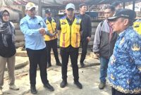 Kepala DPUPR Kota Depok, Yodi Joko Bintoro bersama jajaran DPUPR saat meninjau lokasi Jalan Raya Cinere. (Sumber foto: Dokumentasi Dinas PUPR)