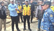 Kepala DPUPR Kota Depok, Yodi Joko Bintoro bersama jajaran DPUPR saat meninjau lokasi Jalan Raya Cinere. (Sumber foto: Dokumentasi Dinas PUPR)