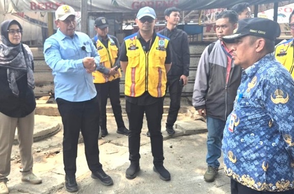 Kepala DPUPR Kota Depok, Yodi Joko Bintoro bersama jajaran DPUPR saat meninjau lokasi Jalan Raya Cinere. (Sumber foto: Dokumentasi Dinas PUPR)
