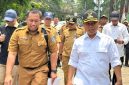 Wali Kota Depok, Supian Suri, melakukan peninjauan ke lokasi proyek Jalan Enggram dengan didampingi oleh Kepala Dinas PUPR serta Kepala Dinas Rumkim. (Foto: Jurnal Depok)