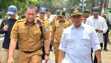 Wali Kota Depok, Supian Suri, melakukan peninjauan ke lokasi proyek Jalan Enggram dengan didampingi oleh Kepala Dinas PUPR serta Kepala Dinas Rumkim. (Foto: Jurnal Depok)