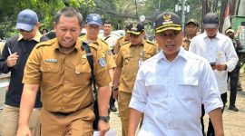Wali Kota Depok, Supian Suri, melakukan peninjauan ke lokasi proyek Jalan Enggram dengan didampingi oleh Kepala Dinas PUPR serta Kepala Dinas Rumkim. (Foto: Jurnal Depok)