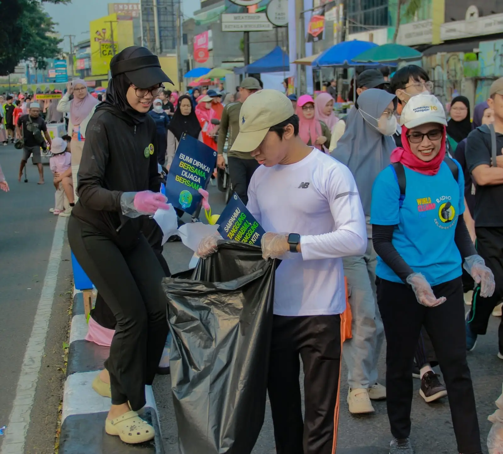 Giat pemungutan dan pemilahan sampah yang dilakukan oleh Komunitas Radio Relawan Depok di kawasan HBKB Margonda pada Minggu (27/09/26). (Sumber foto: Dokumentasi narasumber)