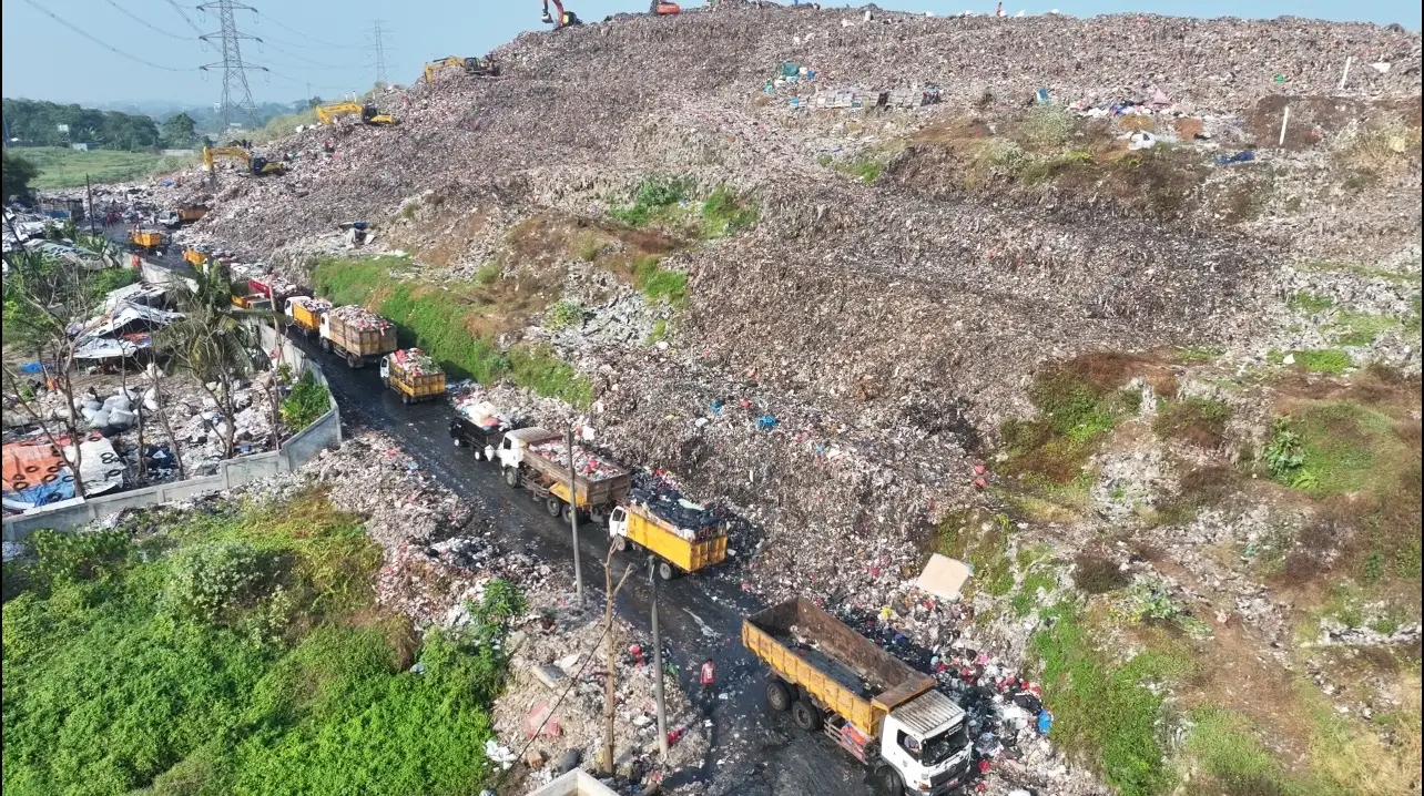 Suasana pengangkutan sampah ke TPA Cipayung, Depok. (Sumber foto: Diskominfo Depok)