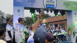 Wali Kota Depok, Supian Suri, didampingi Direktur Utama PDAM Tirta Asasta, M. Olik Abdul Kholik melepas peserta Asasta Fun Run 2026 yang digelar PT Tirta Asasta Depok (Perseroda) di Shila at Sawangan. (Sumber foto: Siaran Depok/AN Rafi)