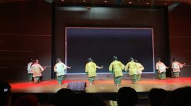 Penampilan tarian Radap Rahayu asal Kalimantan Selatan yang dibawakan oleh sembilan penari lintas usia pada perayaan Hari Ulang Tahun (HUT) ke-4 Komunitas Bakul Budaya Nusantara di Auditorium Soe Hok Gie, Fakultas Ilmu Pengetahuan Budaya Universitas Indonesia (FIB UI), pada Minggu (13/9/2026). (Foto: Siaran Depok/AN Rafi)