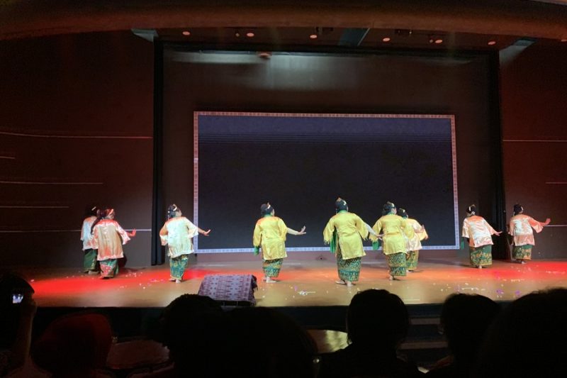 Penampilan tarian Radap Rahayu asal Kalimantan Selatan yang dibawakan oleh sembilan penari lintas usia pada perayaan Hari Ulang Tahun (HUT) ke-4 Komunitas Bakul Budaya Nusantara di Auditorium Soe Hok Gie, Fakultas Ilmu Pengetahuan Budaya Universitas Indonesia (FIB UI), pada Minggu (13/9/2026). (Foto: Siaran Depok/AN Rafi)
