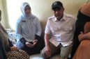 Wakil Wali Kota Depok, Chandra Rahmansyah bersama Sekcam Sukmajaya, Nelda Purnadia mendatangi ibu Rita, korban kecelakaan yang mengalami kecelakaan saat mengurus bantuan sosial. (Sumber foto: Tangkapan layar akun Instagram @infodepok_id)
