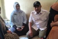Wakil Wali Kota Depok, Chandra Rahmansyah bersama Sekcam Sukmajaya, Nelda Purnadia mendatangi ibu Rita, korban kecelakaan yang mengalami kecelakaan saat mengurus bantuan sosial. (Sumber foto: Tangkapan layar akun Instagram @infodepok_id)