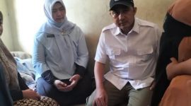 Wakil Wali Kota Depok, Chandra Rahmansyah bersama Sekcam Sukmajaya, Nelda Purnadia mendatangi ibu Rita, korban kecelakaan yang mengalami kecelakaan saat mengurus bantuan sosial. (Sumber foto: Tangkapan layar akun Instagram @infodepok_id)