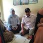 Wakil Wali Kota Depok, Chandra Rahmansyah bersama Sekcam Sukmajaya, Nelda Purnadia mendatangi ibu Rita, korban kecelakaan yang mengalami kecelakaan saat mengurus bantuan sosial. (Sumber foto: Tangkapan layar akun Instagram @infodepok_id)