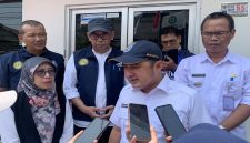 Wakil Wali Kota Depok, Chandra Rahmansyah, meninjau pelaksanaan pengujian BDKT Gas LPG 3kg di SPBE Catur Jaya Perkasa, Kecamatan Tapos, pada Selasa (16/09/26). (Foto: Siaran Depok/AN Rafi)