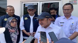 Wakil Wali Kota Depok, Chandra Rahmansyah, meninjau pelaksanaan pengujian BDKT Gas LPG 3kg di SPBE Catur Jaya Perkasa, Kecamatan Tapos, pada Selasa (16/09/26). (Foto: Siaran Depok/AN Rafi)
