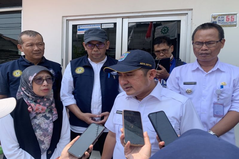 Wakil Wali Kota Depok, Chandra Rahmansyah, meninjau pelaksanaan pengujian BDKT Gas LPG 3kg di SPBE Catur Jaya Perkasa, Kecamatan Tapos, pada Selasa (16/09/26). (Foto: Siaran Depok/AN Rafi)