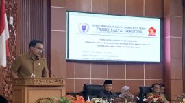 Anggota DPRD dari Fraksi Gerindra, Gerry Wahyu Riyanto, saat memaparkan pandangan fraksi dalam sidang Paripurna, Kamis, (17/9). (Foto: Siaran Depok/AN Rafi)