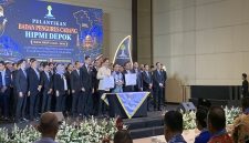 Wali Kota Depok, Supian Suri (tengah), menghadiri prosesi penandatanganan berita acara pelantikan Badan Pengurus Cabang (BPC) HIPMI Kota Depok. (Foto: Siaran Depok/AN Rafi)