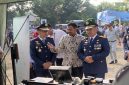 Wali Kota Depok, Supian Suri didampingi oleh Pelaksana Tugas (Plt) Kepala Dishub Kota Depok, Aan Syurahman saat mengunjungi booth layanan Bis Kita Trans Depok pada Upacara Hari Perhubungan Nasional, Rabu (24/09/2026). (Sumber foto: Siaran Depok/AN  Rafi)