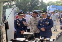 Wali Kota Depok, Supian Suri didampingi oleh Pelaksana Tugas (Plt) Kepala Dishub Kota Depok, Aan Syurahman saat mengunjungi booth layanan Bis Kita Trans Depok pada Upacara Hari Perhubungan Nasional, Rabu (24/09/2026). (Sumber foto: Siaran Depok/AN Rafi)