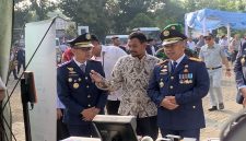 Wali Kota Depok, Supian Suri didampingi oleh Pelaksana Tugas (Plt) Kepala Dishub Kota Depok, Aan Syurahman saat mengunjungi booth layanan Bis Kita Trans Depok pada Upacara Hari Perhubungan Nasional, Rabu (24/09/2026). (Sumber foto: Siaran Depok/AN Rafi)