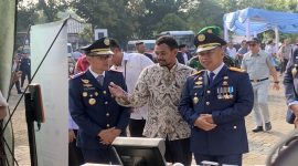 Wali Kota Depok, Supian Suri didampingi oleh Pelaksana Tugas (Plt) Kepala Dishub Kota Depok, Aan Syurahman saat mengunjungi booth layanan Bis Kita Trans Depok pada Upacara Hari Perhubungan Nasional, Rabu (24/09/2026). (Sumber foto: Siaran Depok/AN  Rafi)