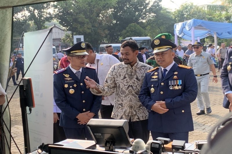 Wali Kota Depok, Supian Suri didampingi oleh Pelaksana Tugas (Plt) Kepala Dishub Kota Depok, Aan Syurahman saat mengunjungi booth layanan Bis Kita Trans Depok pada Upacara Hari Perhubungan Nasional, Rabu (24/09/2026). (Sumber foto: Siaran Depok/AN  Rafi)