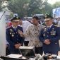 Wali Kota Depok, Supian Suri didampingi oleh Pelaksana Tugas (Plt) Kepala Dishub Kota Depok, Aan Syurahman saat mengunjungi booth layanan Bis Kita Trans Depok pada Upacara Hari Perhubungan Nasional, Rabu (24/09/2026). (Sumber foto: Siaran Depok/AN  Rafi)