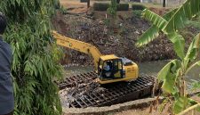 Dinas Pekerjaan Umum dan Penataan Ruang (DPUPR) Kota Depok mengerahkan unit ekskavator amfibi guna membersihkan tumpukan sampah yang menyumbat aliran Kali Baru Timur, Kecamatan Cimanggis, pada Selasa (22/09/2026). (Foto: Siaran Depok/AN Rafi)