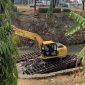 Dinas Pekerjaan Umum dan Penataan Ruang (DPUPR) Kota Depok mengerahkan unit ekskavator amfibi guna membersihkan tumpukan sampah yang menyumbat aliran Kali Baru Timur, Kecamatan Cimanggis, pada Selasa (22/09/2026). (Foto: Siaran Depok/AN Rafi)