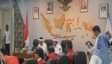 Momen mediasi FSB KAMIPARHO PT Bumi Putra Wisata dengan manajemen Hotel Bumi Wiyata di Balai Kota Depok (Ruang Edelweiss), Rabu (23/09/26). (Kredit Foto: Siaran Depok/AN Rafi)