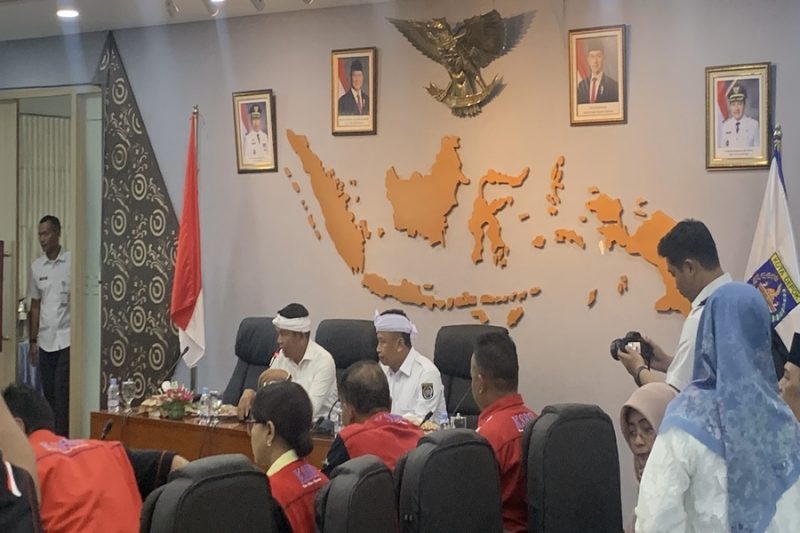 Momen mediasi FSB KAMIPARHO PT Bumi Putra Wisata dengan manajemen Hotel Bumi Wiyata di Balai Kota Depok (Ruang Edelweiss), Rabu (23/09/26). (Kredit Foto: Siaran Depok/AN Rafi)