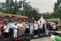 Persatuan Seniman Komedi Indonesia bersama dengan Wali Kota Depok, Supian Suri pada acara Hari Komedian Nasional di CFD Margonda, Minggu (27/09/26). (Sumber foto: Siaran Depok/AN Rafi)