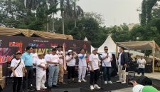 Persatuan Seniman Komedi Indonesia bersama dengan Wali Kota Depok, Supian Suri pada acara Hari Komedian Nasional di CFD Margonda, Minggu (27/09/26). (Sumber foto: Siaran Depok/AN Rafi)