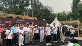 Persatuan Seniman Komedi Indonesia bersama dengan Wali Kota Depok, Supian Suri pada acara Hari Komedian Nasional di CFD Margonda, Minggu (27/09/26). (Sumber foto: Siaran Depok/AN Rafi)