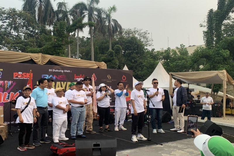 Persatuan Seniman Komedi Indonesia bersama dengan Wali Kota Depok, Supian Suri pada acara Hari Komedian Nasional di CFD Margonda, Minggu (27/09/26). (Sumber foto: Siaran Depok/AN Rafi)