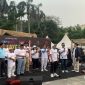 Persatuan Seniman Komedi Indonesia bersama dengan Wali Kota Depok, Supian Suri pada acara Hari Komedian Nasional di CFD Margonda, Minggu (27/09/26). (Sumber foto: Siaran Depok/AN Rafi)