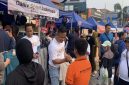 Wali Kota Depok, Supian Suri saat mengunjungi salah satu UMKM pada acara Fun Walk Hari Komedi Nasional yang diselenggarakan oleh PASKI pada Minggu (27/09/2026). (Sumber foto: Siaran Depok/AN Rafi)