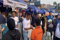 Wali Kota Depok, Supian Suri saat mengunjungi salah satu UMKM pada acara Fun Walk Hari Komedi Nasional yang diselenggarakan oleh PASKI pada Minggu (27/09/2026). (Sumber foto: Siaran Depok/AN Rafi)