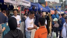 Wali Kota Depok, Supian Suri saat mengunjungi salah satu UMKM pada acara Fun Walk Hari Komedi Nasional yang diselenggarakan oleh PASKI pada Minggu (27/09/2026). (Sumber foto: Siaran Depok/AN Rafi)