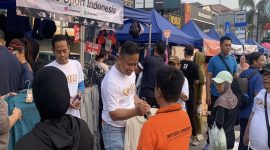 Wali Kota Depok, Supian Suri saat mengunjungi salah satu UMKM pada acara Fun Walk Hari Komedi Nasional yang diselenggarakan oleh PASKI pada Minggu (27/09/2026). (Sumber foto: Siaran Depok/AN Rafi)