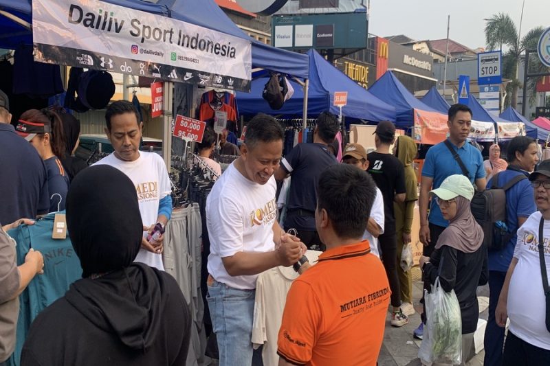 Wali Kota Depok, Supian Suri saat mengunjungi salah satu UMKM pada acara Fun Walk Hari Komedi Nasional yang diselenggarakan oleh PASKI pada Minggu (27/09/2026). (Sumber foto: Siaran Depok/AN Rafi)