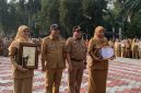 Wakil Wali Kota (Wawalkot) Depok, Chandra Rahmansyah bersama Sekretaris Daerah (Sekda), Mangnguluang Mansur menyerahkan   Penghargaan Adminduk Prima 2026 pada apel pagi Senin (28/09/2026). (Sumber foto: Siaran Depok/AN Rafi)