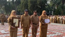 Wakil Wali Kota (Wawalkot) Depok, Chandra Rahmansyah bersama Sekretaris Daerah (Sekda), Mangnguluang Mansur menyerahkan Penghargaan Adminduk Prima 2026 pada apel pagi Senin (28/09/2026). (Sumber foto: Siaran Depok/AN Rafi)