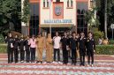 Wakil Wali Kota Depok, Chandra Rahmansyah bersama Sekretaris Daerah, Mangnguluang Mansur dan Kepala Dinas Tenaga Kerja (Disnaker), Nessi Annsia Handari melepas delapan peserta pemagangan untuk berangkat ke negara Jepang pada apel pagi di Lapangan Apel Balai Kota Depok, Senin (28/09/26). (Sumber foto: Siaran Depok/AN Rafi)